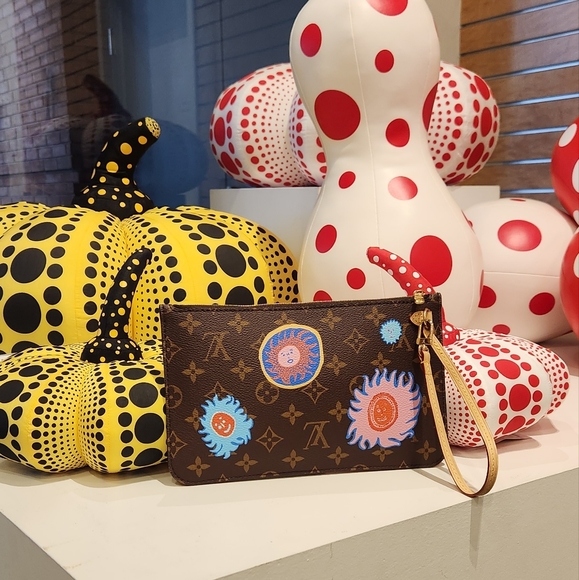 Yoyoi Kusama - Picture 2 of 2